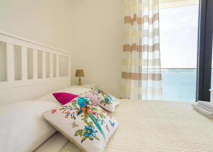 Hedera Estate, Hedera Vi Vila